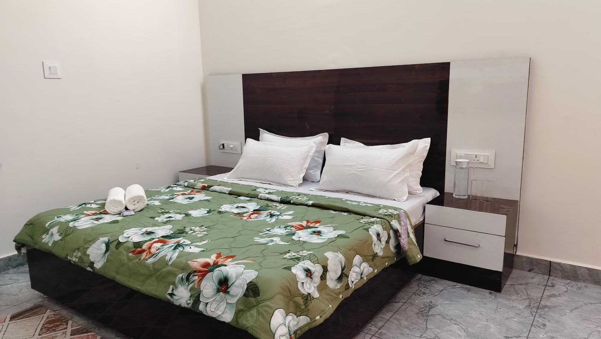 Homestay Baikunth Homes *